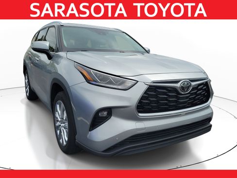Used 2022 Toyota Highlander Limited FWD image 1