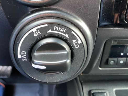 Used 2021 Nissan Titan PRO-4X w/ Pro-4x Convenience Package image 14