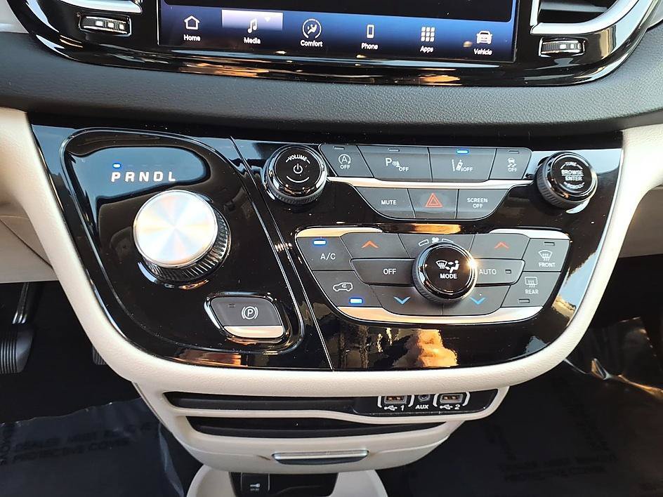 Used 2023 Chrysler Pacifica Touring-L FWD image 27