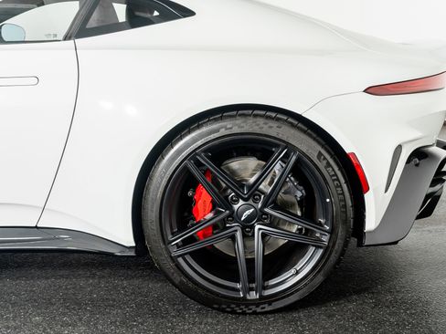 Used 2025 Aston Martin V8 Vantage Coupe image 9