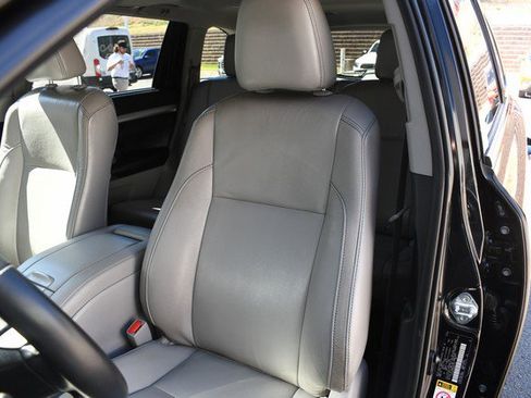 Used 2019 Toyota Highlander XLE w/ Carpet Mat Package (TMS) image 17
