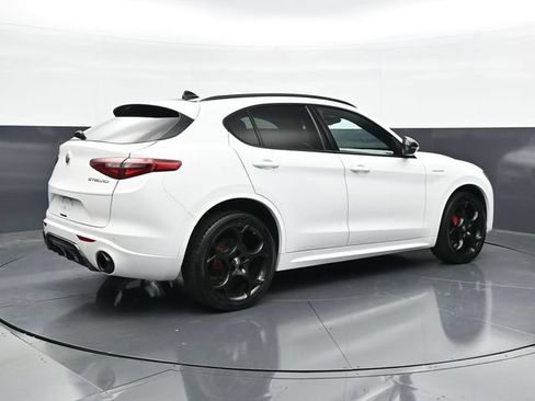Used 2022 Alfa Romeo Stelvio Veloce AWD/4WD image 2