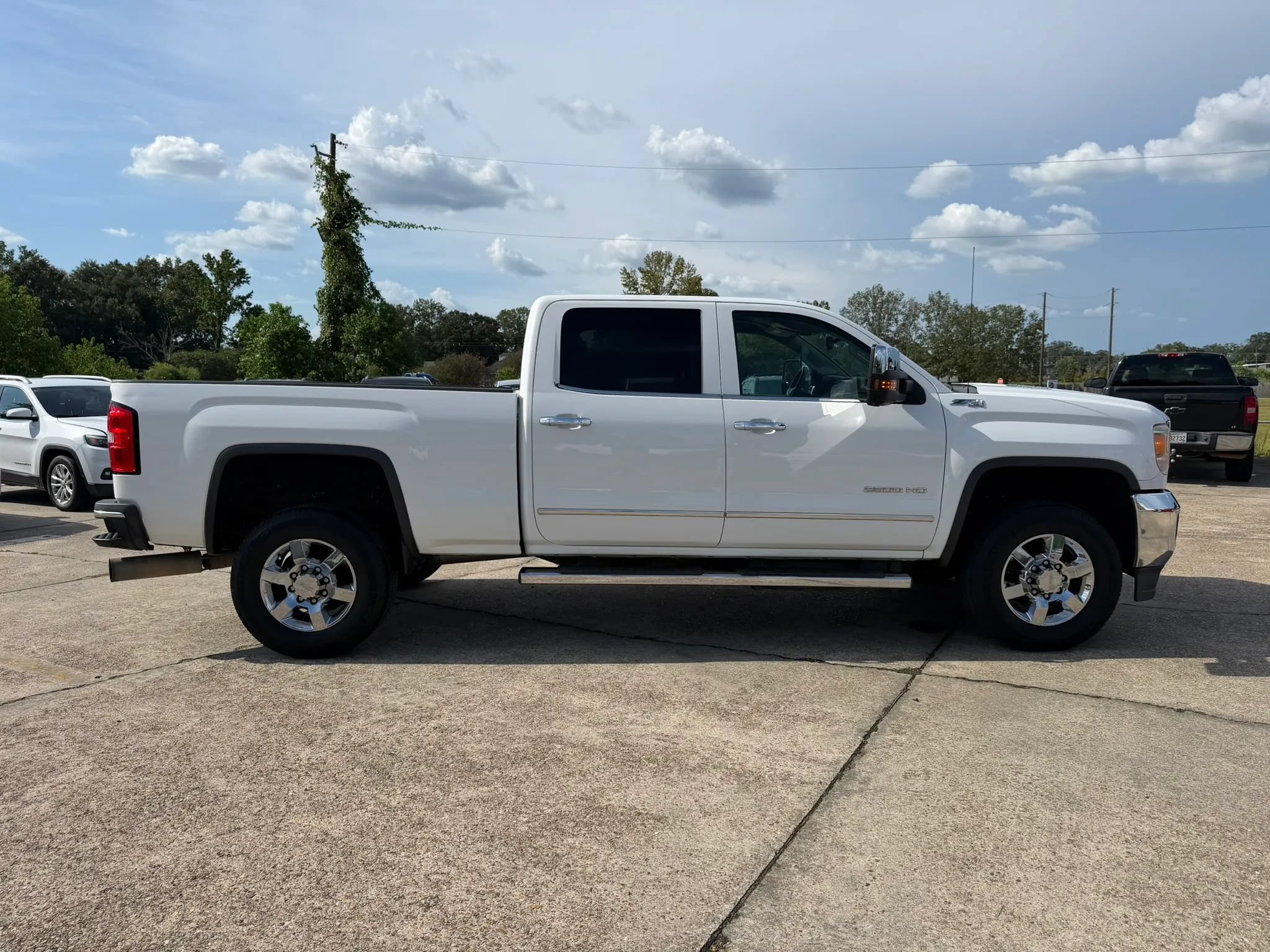 Used 2015 GMC Sierra 2500 SLT w/ Duramax Plus Package AWD/4WD image 6