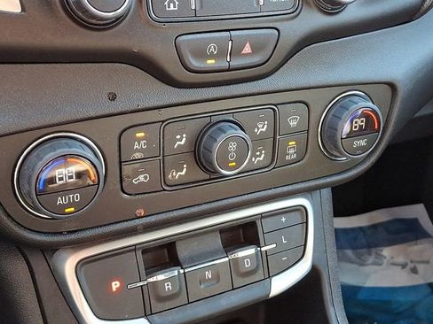 Used 2024 GMC Terrain SLT image 20