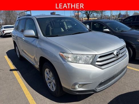 Used 2012 Toyota Highlander SE w/ Tow Pkg image 3