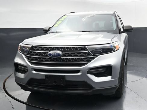 Used 2022 Ford Explorer XLT AWD/4WD image 3