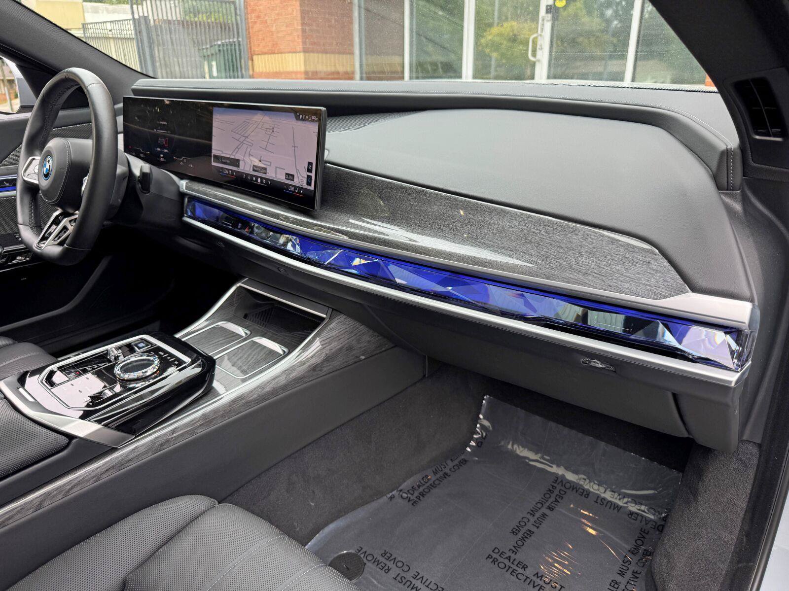 Used 2023 BMW i7 xDrive60 w/ Parking Assistance Package AWD/4WD image 15