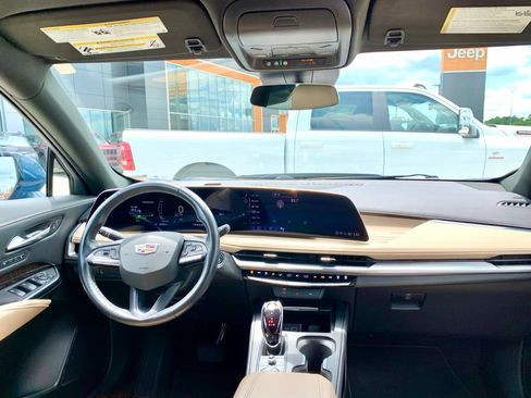 Used 2025 Cadillac XT4 Premium Luxury FWD image 25