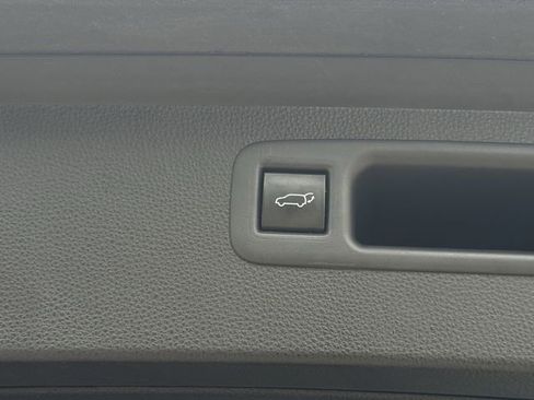 Used 2021 Toyota Highlander XLE AWD/4WD image 34