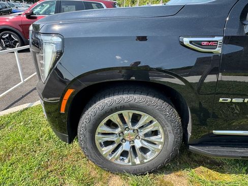 Used 2025 GMC Yukon XL Denali AWD/4WD image 9