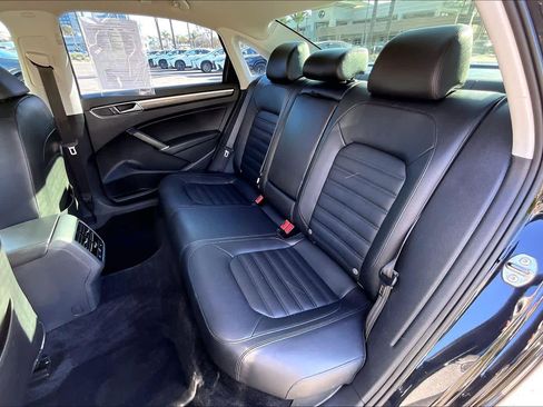Used 2017 Volkswagen Passat 1.8T SEL Premium image 18