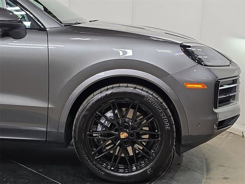Used 2025 Porsche Cayenne image 11