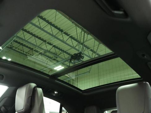 Certified 2025 Porsche Macan Electric image 34