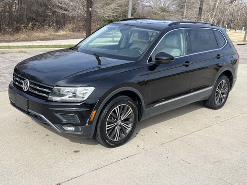 Used 2018 Volkswagen Tiguan SE w/ 18" Alloy Wheels Package image 2