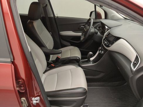 Used 2021 Chevrolet Trax LT w/ Premium Seat Package AWD/4WD image 21