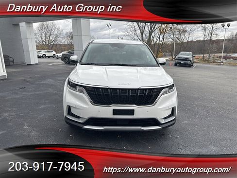 Used 2024 Kia Carnival EX image 2