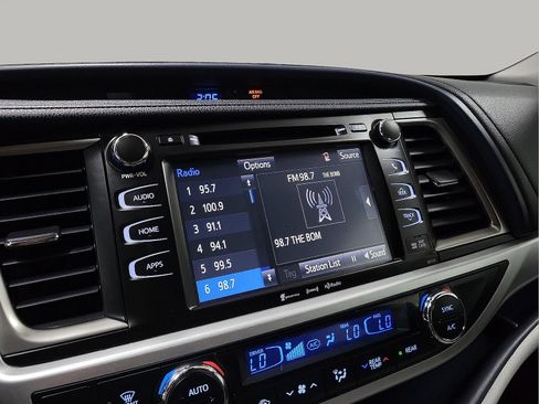 Used 2018 Toyota Highlander XLE FWD image 16