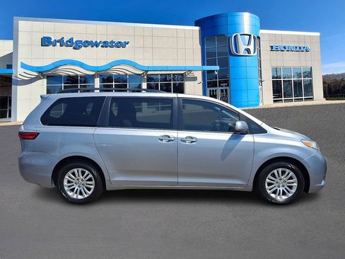 Used 2017 Toyota Sienna FWD image 7