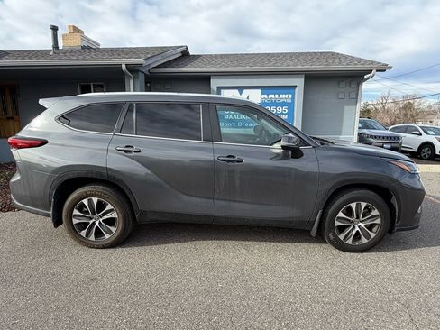 Used 2023 Toyota Highlander XLE image 9