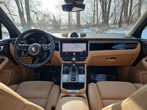 Certified 2025 Porsche Macan image 12