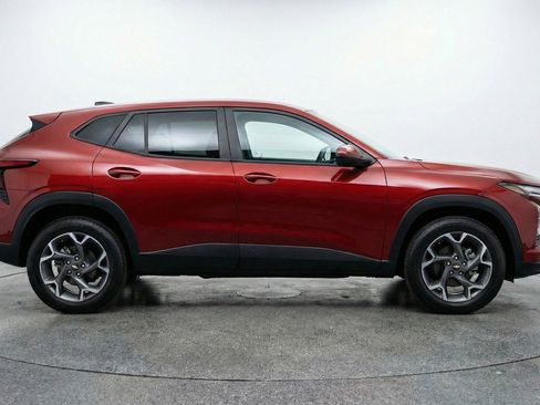 Used 2025 Chevrolet Trax LT FWD image 11