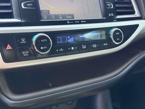 Used 2019 Toyota Highlander XLE AWD/4WD image 29