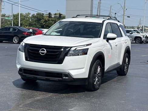 Certified 2025 Nissan Pathfinder SV w/ Black Appearance Package AWD/4WD image 13