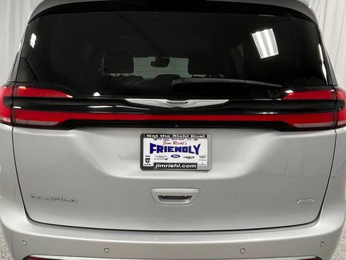 Used 2023 Chrysler Pacifica Touring-L AWD/4WD image 11