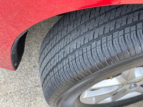 Used 2025 Chrysler Pacifica Select image 9