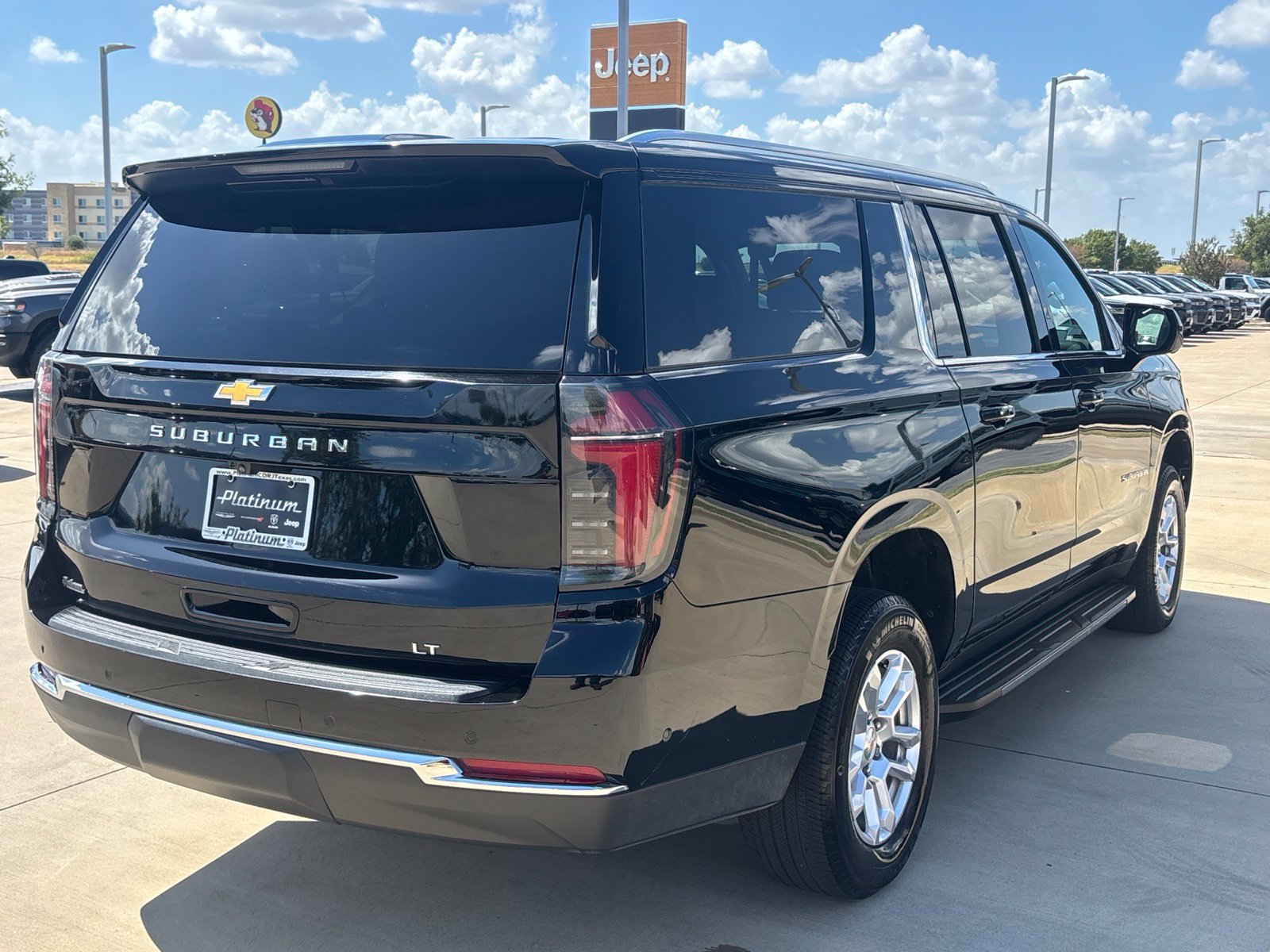 Used 2025 Chevrolet Suburban LT RWD image 5