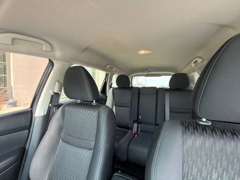Used 2019 Nissan Rogue SV FWD image 12
