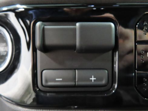 Used 2025 Chevrolet Silverado 1500 ZR2 w/ Technology Package image 69