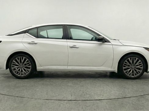 Used 2025 Nissan Altima 2.5 SV FWD image 11