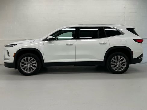 Used 2025 Buick Enclave Preferred AWD/4WD image 3