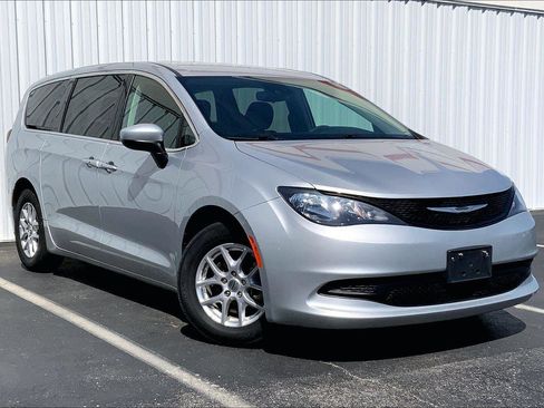 Used 2023 Chrysler Voyager LX FWD image 2