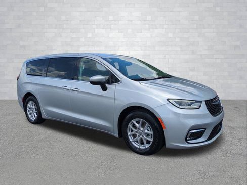 Used 2023 Chrysler Pacifica Touring-L FWD image 2