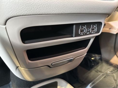 Used 2024 Chrysler Pacifica Touring-L AWD/4WD image 28