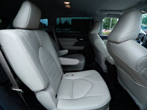 Used 2022 Toyota Highlander XLE FWD image 31
