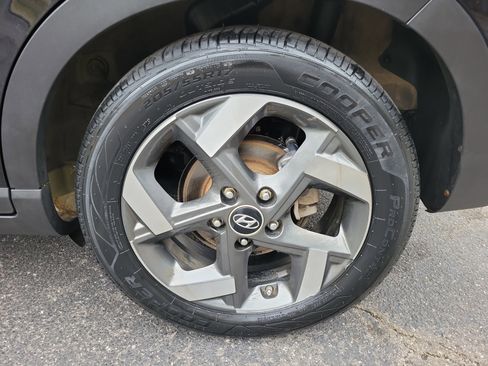 Used 2023 Hyundai Venue SEL image 24