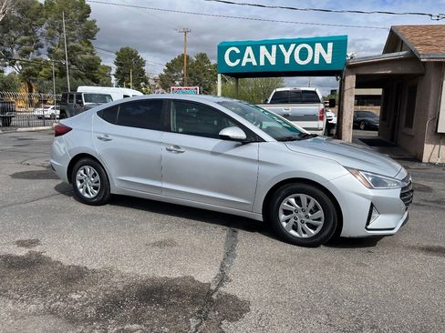 Used 2019 Hyundai Elantra SE image 2