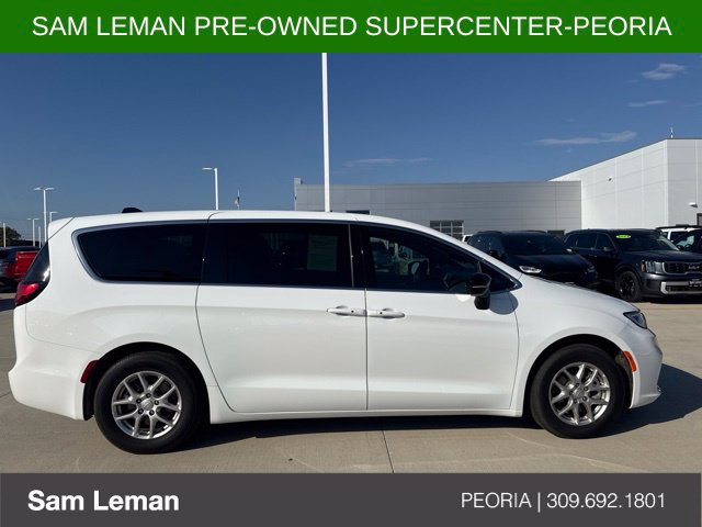 Used 2026 Chrysler Pacifica Select FWD image 3