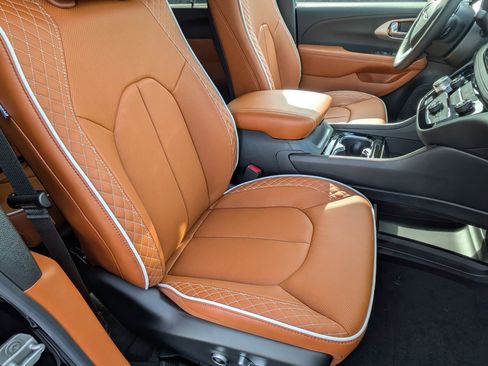 New 2026 Chrysler Pacifica Pinnacle w/ Trailer Tow Group image 35