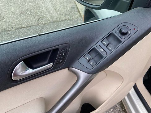 Used 2009 Volkswagen Tiguan SE FWD image 10