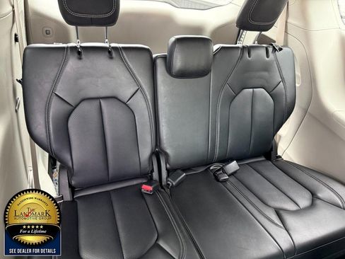 Used 2024 Chrysler Pacifica Touring-L FWD image 17