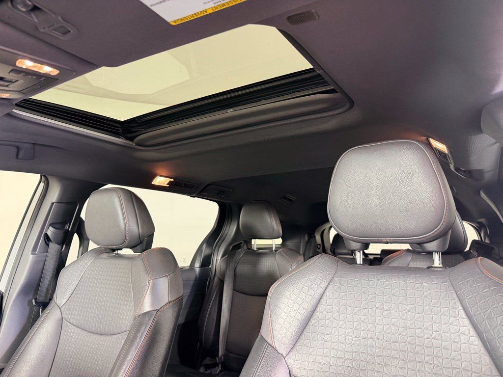 Used 2021 Toyota Sienna XSE FWD image 33