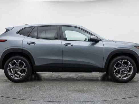 Used 2025 Chevrolet Trax LT FWD image 11