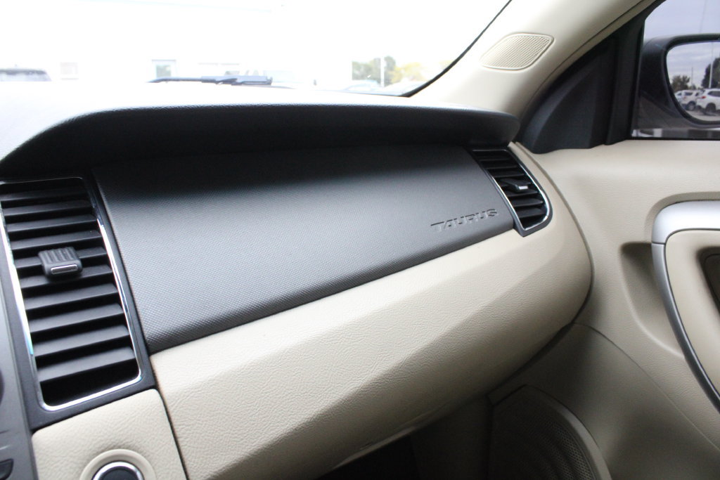 Used 2018 Ford Taurus SE FWD image 16