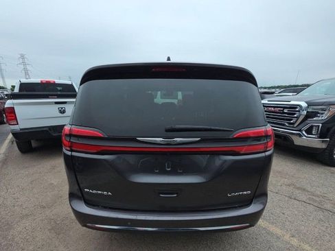 Used 2023 Chrysler Pacifica Limited FWD image 4