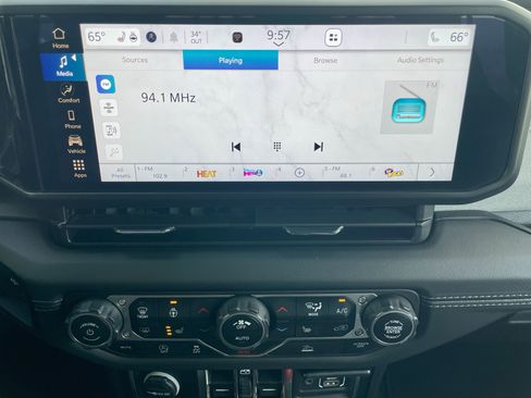 Used 2024 Jeep Wrangler Sahara image 27