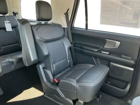 Used 2025 Ford Expedition Platinum image 18